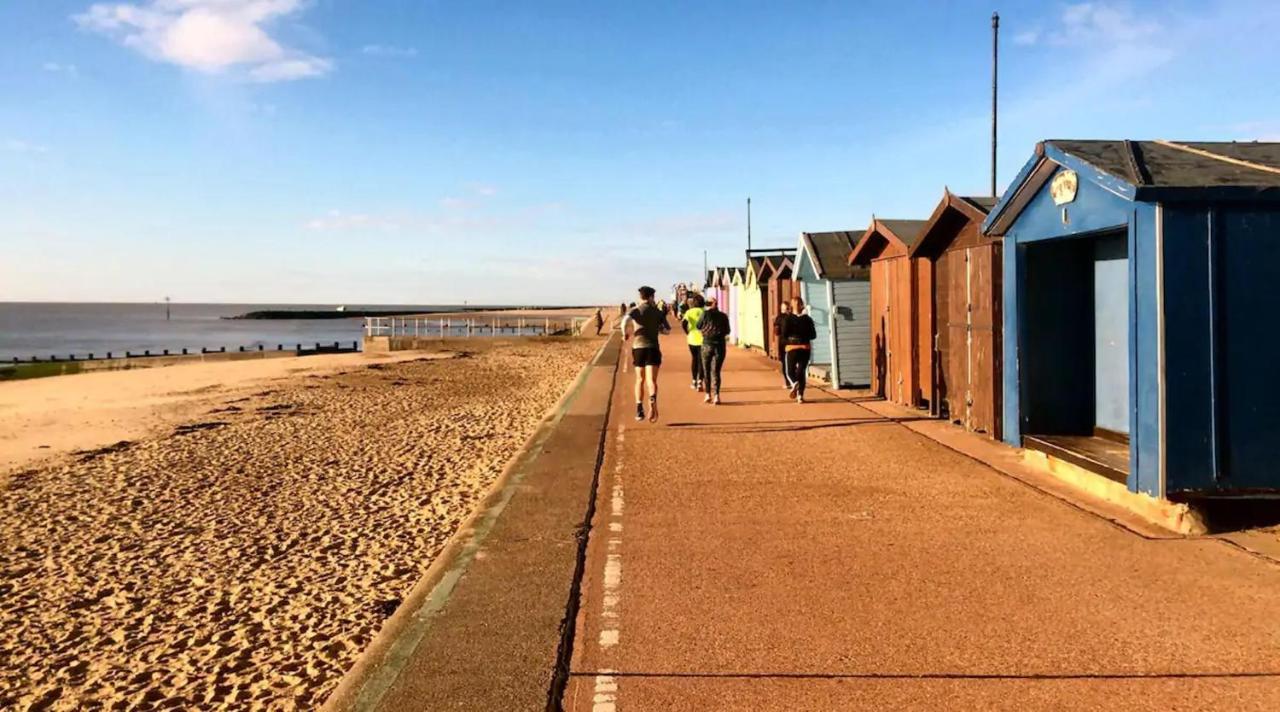 Stunning 3-Bed Caravan In Clacton-On-Sea Exterior foto